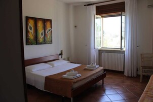 Habitación familiar, vistas al jardín | Tabla de planchar con plancha, cunas (de pago), wifi gratis