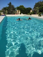 Una piscina al aire libre de temporada (de 11:00 a 18:00), sombrillas