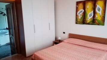 Camera familiare, vista giardino | Ferro/asse da stiro, culle/letti per bambini (a pagamento)