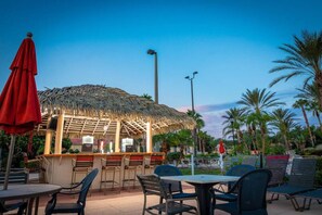 Outdoor dining - Regal Palms☆Walk to Pool/Lazy River☆Near Disney☆ Tiki bar ☆Sleeps 8-10 (Davenport)