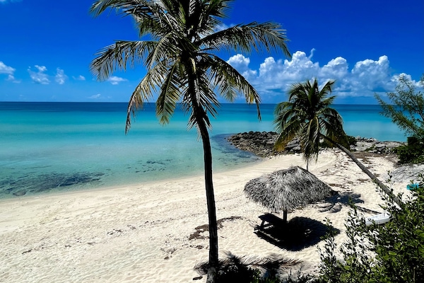 Beach nearby, sun loungers, beach towels