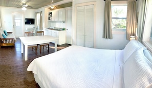 1 bedroom, desk, iron/ironing board, free WiFi - Superb Location / Walk to Beaches-Bars- Restaurants / AC / Bahamian Owned. (Hatchet Bay)