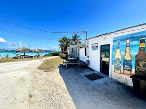 Outdoor dining - Superb Location / Walk to Beaches-Bars- Restaurants / AC / Bahamian Owned. (Hatchet Bay)
