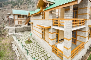 Un edificio de varios pisos con fachada de piedra y balcones de madera.