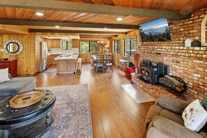 TV, fireplace, video games, offices - Mancave. Steps to Summit Resort. Spa and BBQ. (Big Bear)