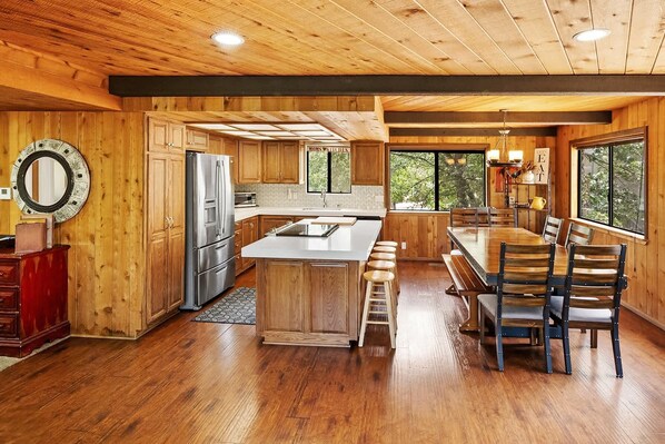 Frigorifero, microonde, forno, piano cottura