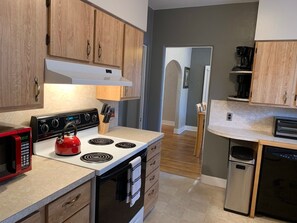 Jääkaappi, mikroaaltouuni, uuni, liesi