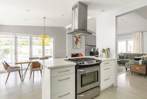 Fridge, microwave, oven, stovetop - Beautiful Midcentury Oasis (Palm Springs)