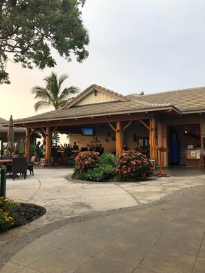 Outdoor dining - Luxury condo in prestigious Hali'i Kai oceanfront community. Ocean bar and grill (Waikoloa Village)