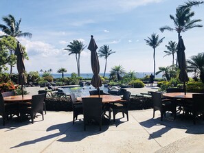 Outdoor dining - Luxury condo in prestigious Hali'i Kai oceanfront community. Ocean bar and grill (Waikoloa Village)