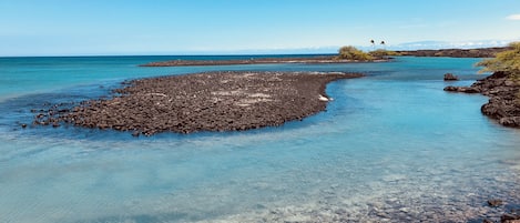 Una spiaggia nelle vicinanze, lettini da mare, teli da spiaggia