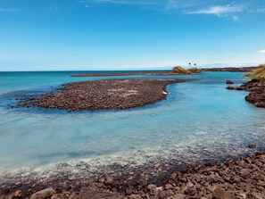 Ranta lähistöllä, aurinkotuoleja, rantapyyhkeitä