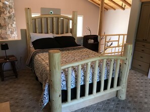 2 quartos, escrivaninha, roupa de cama