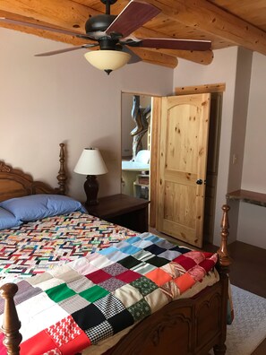 2 quartos, escrivaninha, roupa de cama