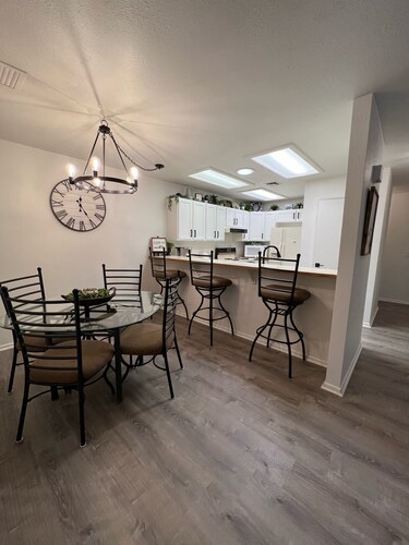 Clean and Comfy! Close to Lake+ London Bridge 2bdrm 2 Bth Kitchen, Pool+Hot Tub
