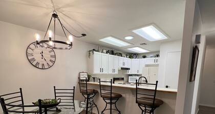 Clean and Comfy! Close to Lake+ London Bridge 2bdrm 2 Bth Kitchen, Pool+Hot Tub