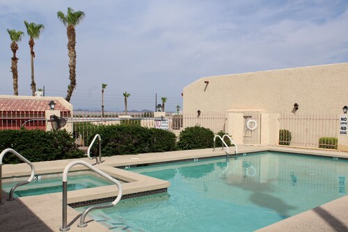 Clean and Comfy! Close to Lake+ London Bridge 2bdrm 2 Bth Kitchen, Pool+Hot Tub