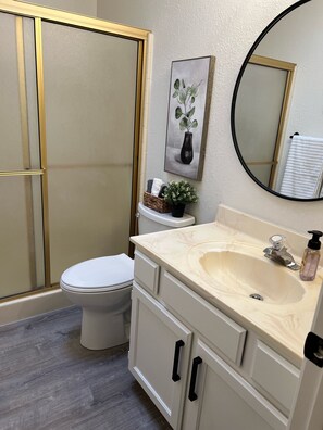 Combined shower/bathtub, hair dryer, towels, soap - Clean and Comfy! Close to Lake+ London Bridge 2bdrm 2 Bth Kitchen, Pool+Hot Tub (Lake Havasu City)