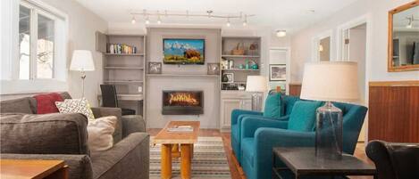 Fernseher, Kamin, DVD-Player