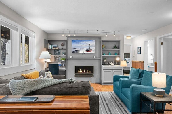 TV, fireplace, DVD player - RMR: Gros Ventre A5 Condo in Teton Village (Teton Village)