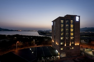 Fachada de la propiedad por la tarde o noche