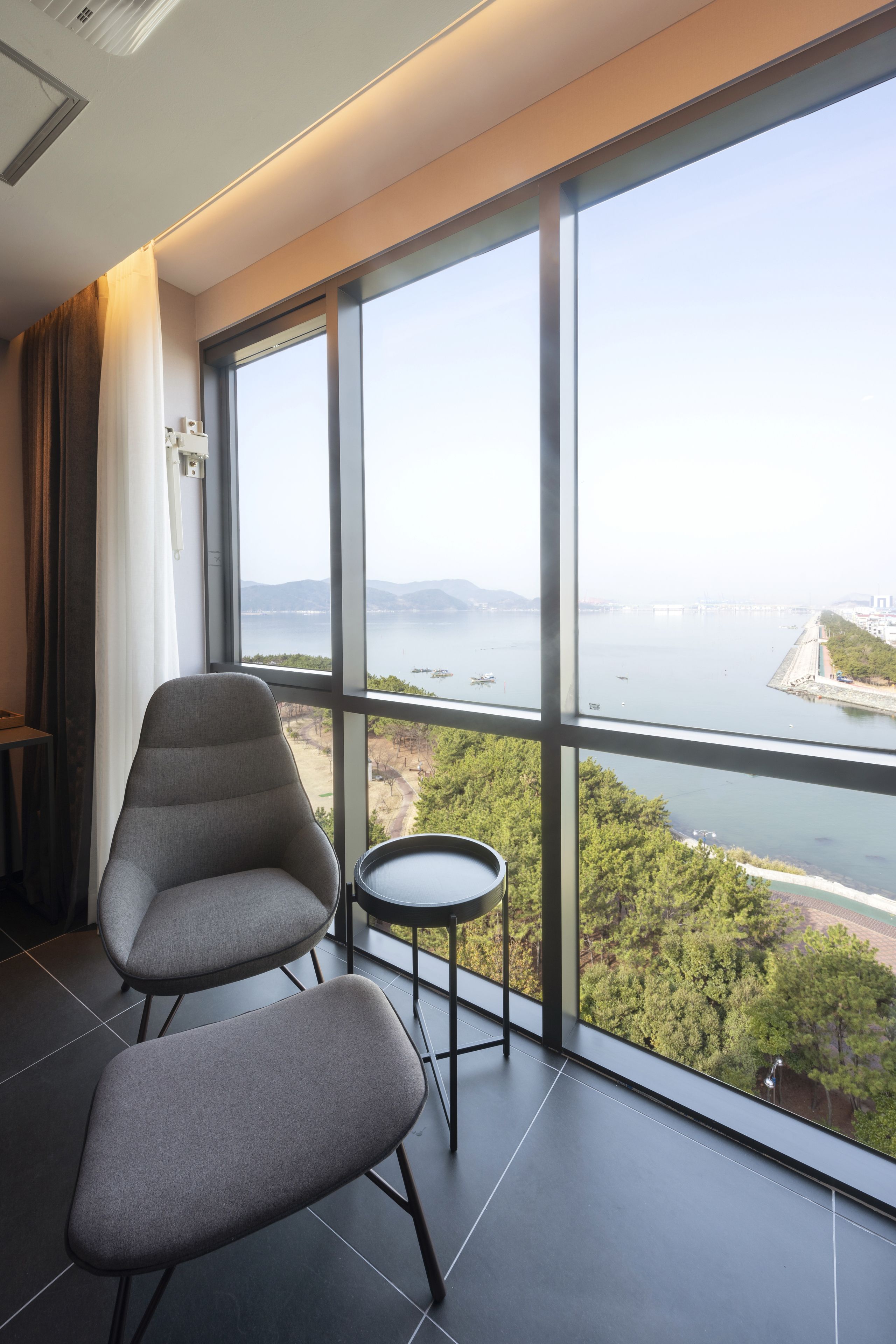 プレミアム ダブルルーム キングベッド 1 台 専用バスルーム ビーチフロント | 羽毛の掛け布団、防音設備、WiFi (無料)、ベッドシーツ