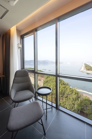 Premium Double Room, 1 King Bed, Private Bathroom, Beachfront | Down comforters, soundproofing, free WiFi, bed sheets - Sinho Brown-dot (Busan)