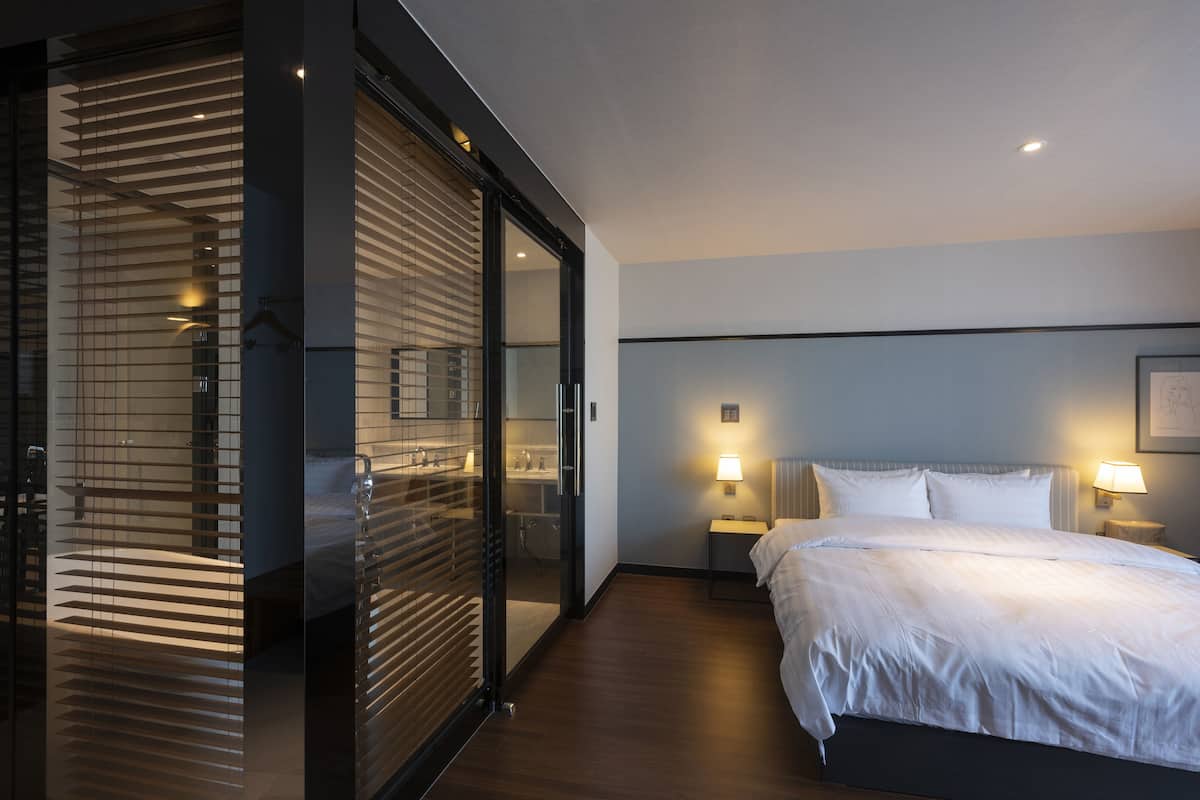 premium double room, 1 king bed, private bathroom, beachfront | down duvets, soundproofing, free wifi, bed sheets