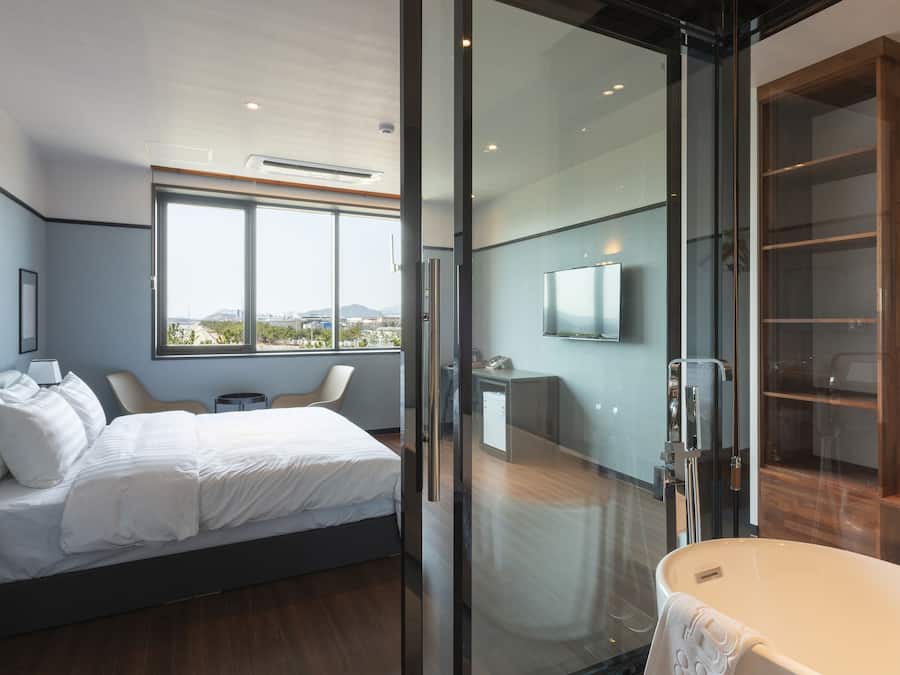 Cubrecamas, sistema de insonorización, wifi gratis y ropa de cama