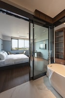 Cubrecamas, sistema de insonorización, wifi gratis y ropa de cama