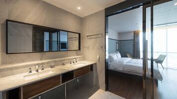 Habitación doble Premium, 1 cama King size, baño privado, frente al mar | Lavabo en el baño