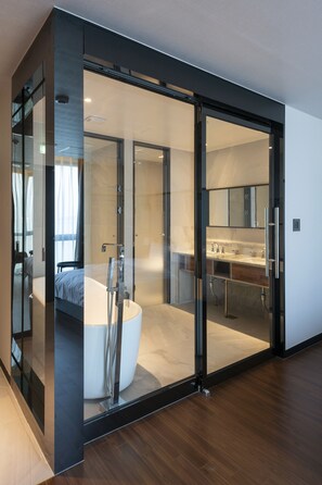 Premium Double Room, 1 King Bed, Private Bathroom, Beachfront | Down comforters, soundproofing, free WiFi, bed sheets - Sinho Brown-dot (Busan)