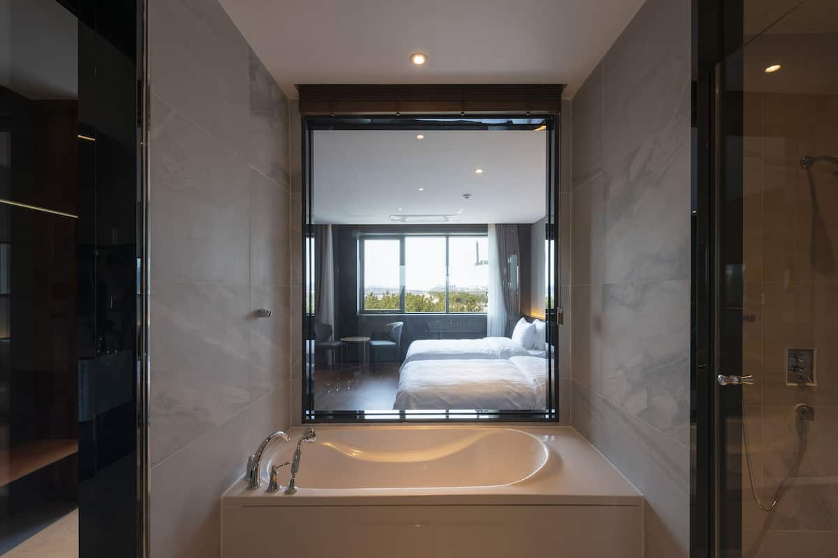 deluxe twin room | down duvets, soundproofing, free wifi, bed sheets