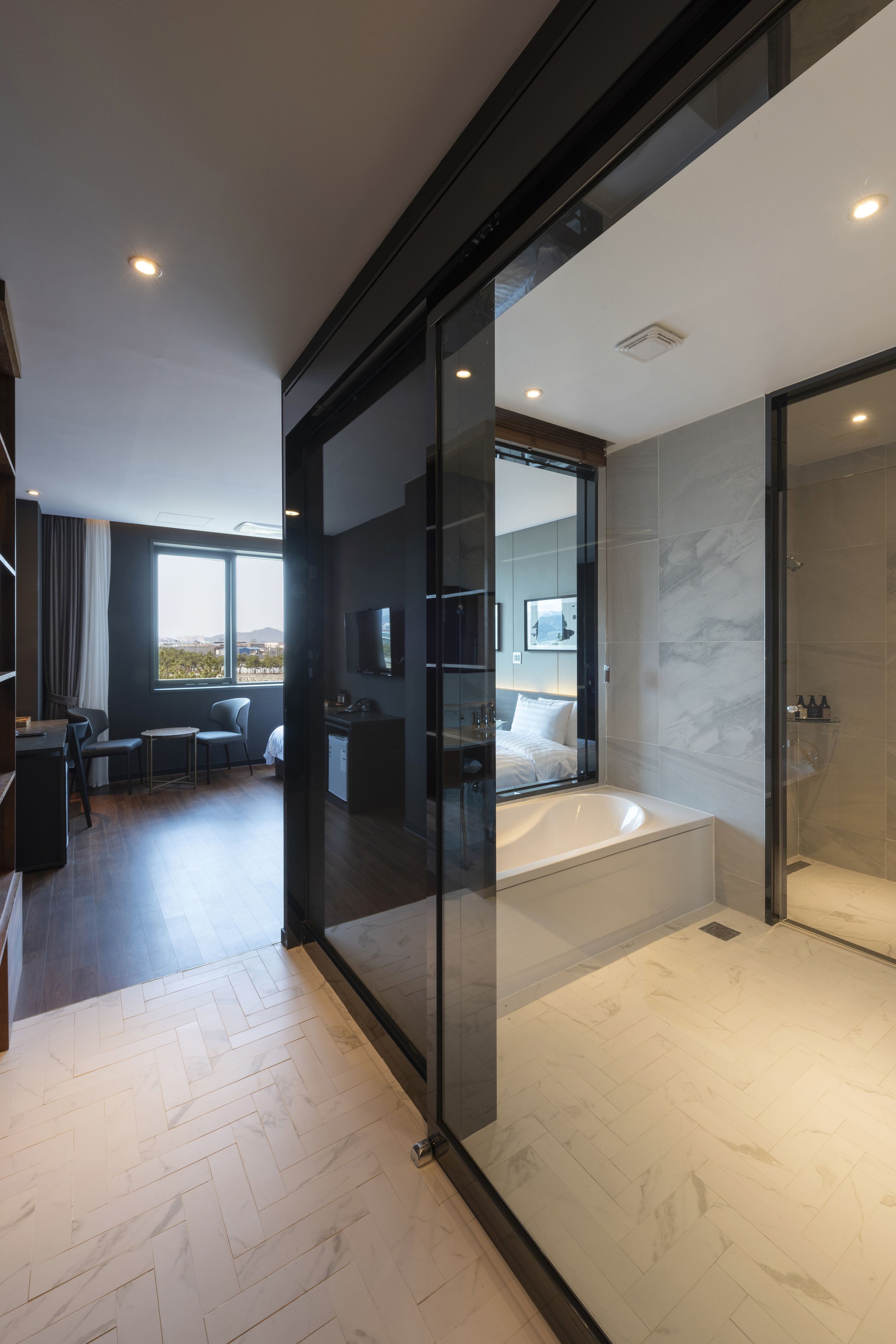 deluxe twin room | down duvets, soundproofing, free wifi, bed sheets