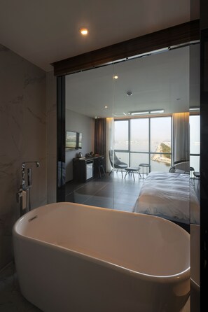 Premium Double Room, 1 King Bed, Private Bathroom, Beachfront | Down comforters, soundproofing, free WiFi, bed sheets - Sinho Brown-dot (Busan)