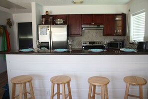 Microwave, dishwasher, coffee/tea maker, cookware/dishes/utensils - Affordable,  Pet friendly, ocean views!!  (Galveston)