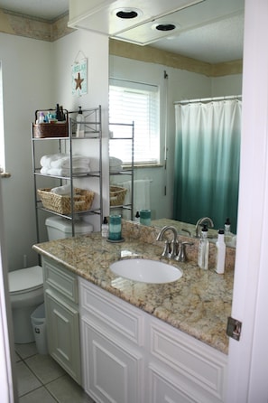 Combined shower/bathtub, towels