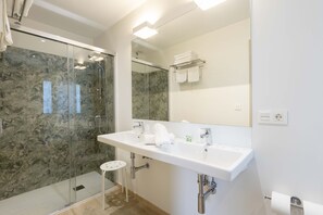 Standardzimmer, Mehrere Betten | Badezimmer | Kostenlose Toilettenartikel, Handtücher