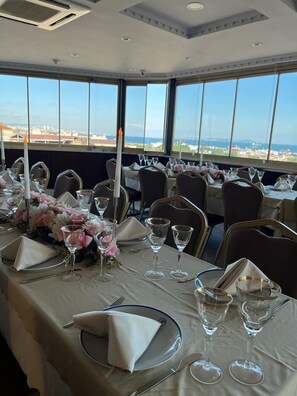 Petit déjeuner et déjeuner servis sur place, spécialités Cuisine locale