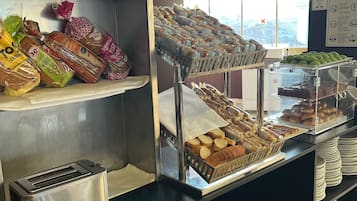 Melayani sarapan, makan siang, makan malam; sajian masakan lokal