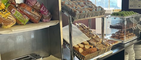 Petit déjeuner et déjeuner servis sur place, spécialités Cuisine locale