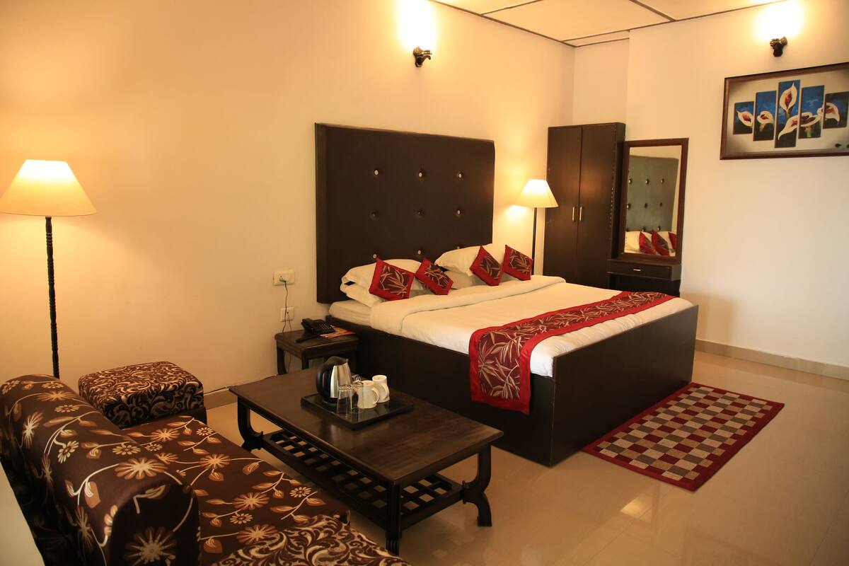 Super Deluxe Room | Desk, rollaway beds, free WiFi, bed sheets