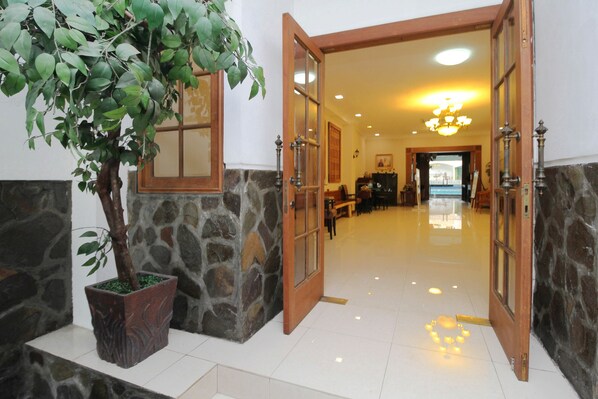 Pintu masuk properti