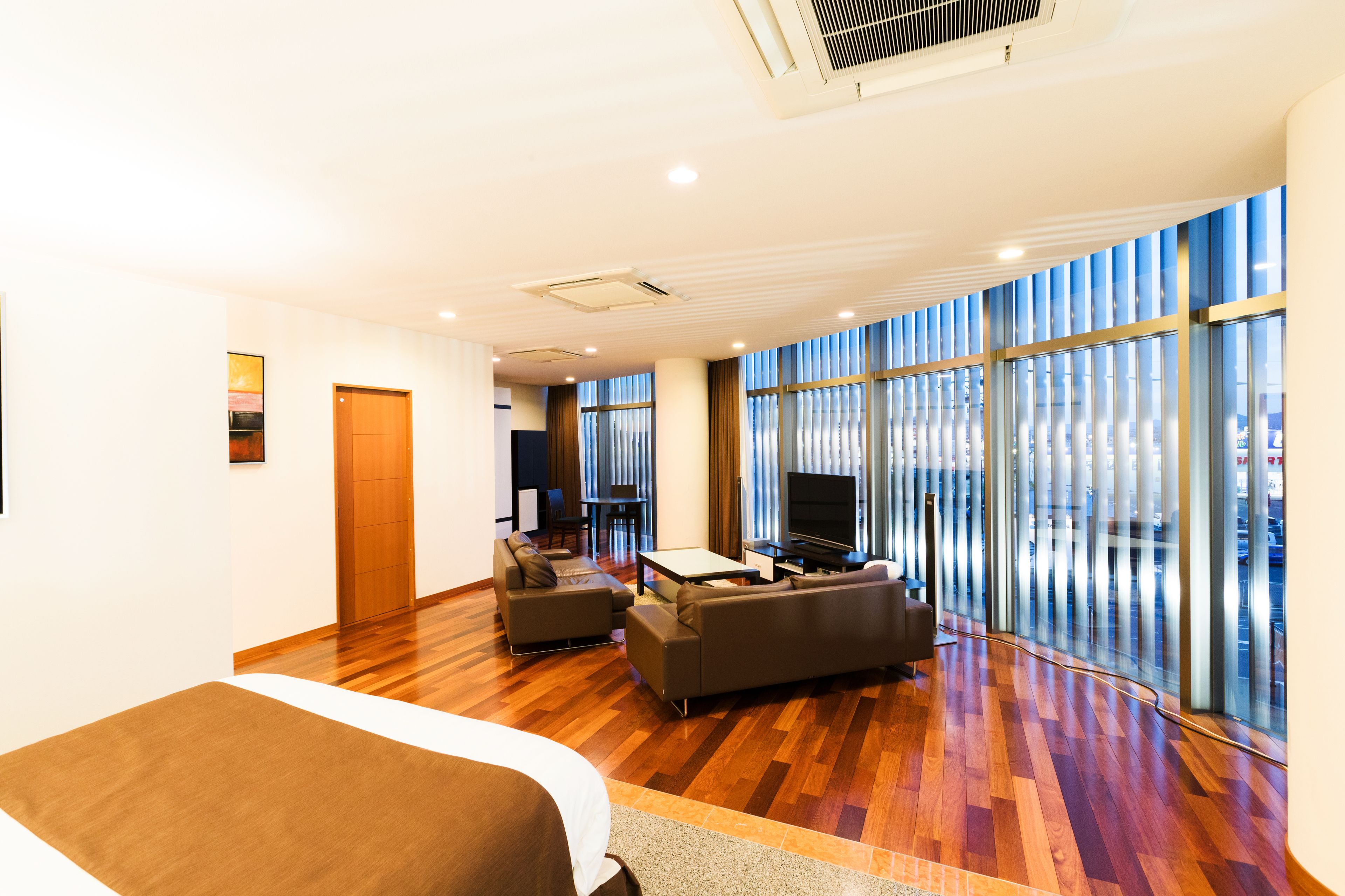 premium suite | minibar, in-room safe, individually decorated, individually furnished