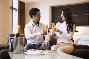 Minibar, in-room safe, individually decorated, individually furnished - Villa Terrace Omura Hotels & Resorts (Omura)