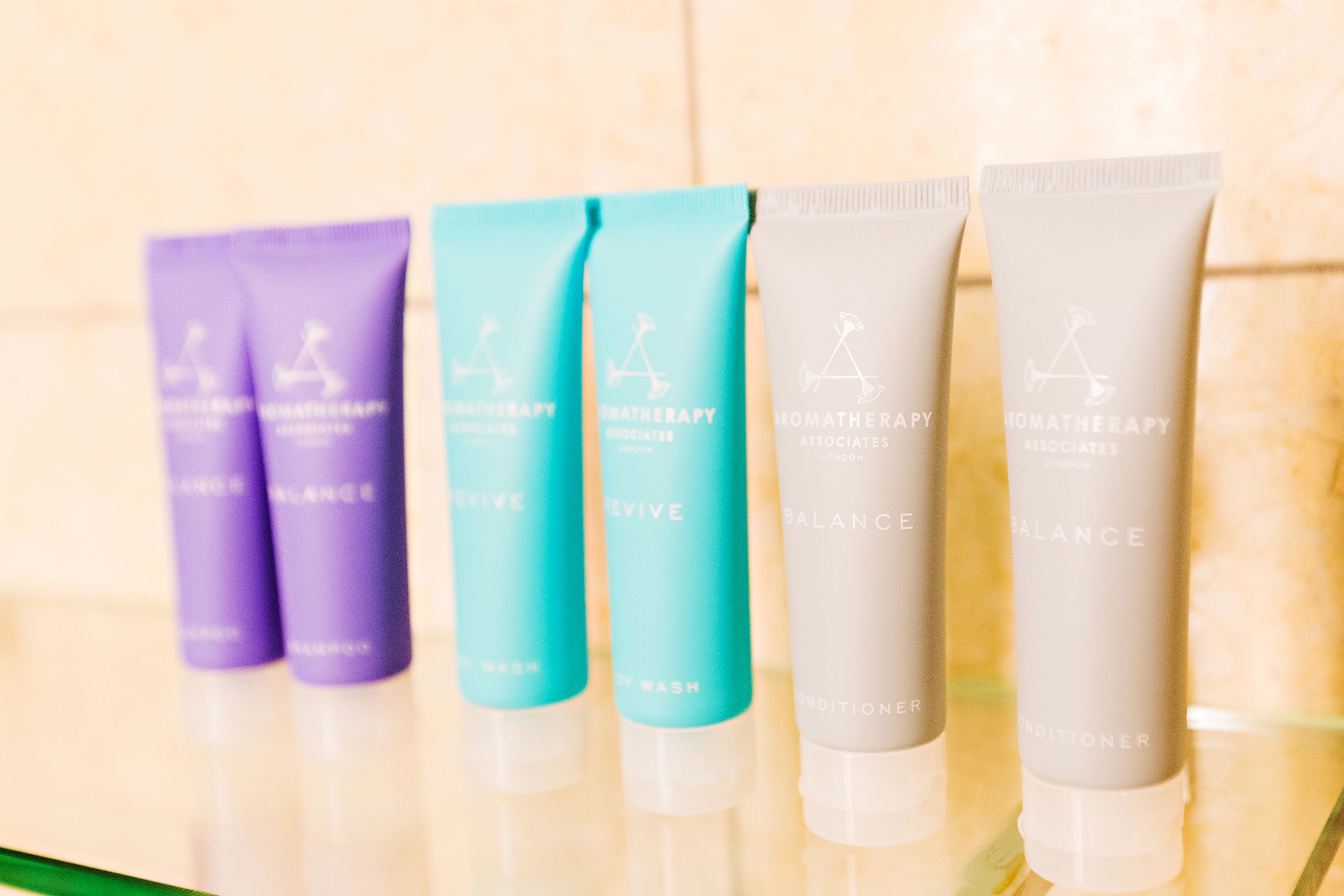 separate bathtub and shower, jetted bath, free toiletries, hair dryer