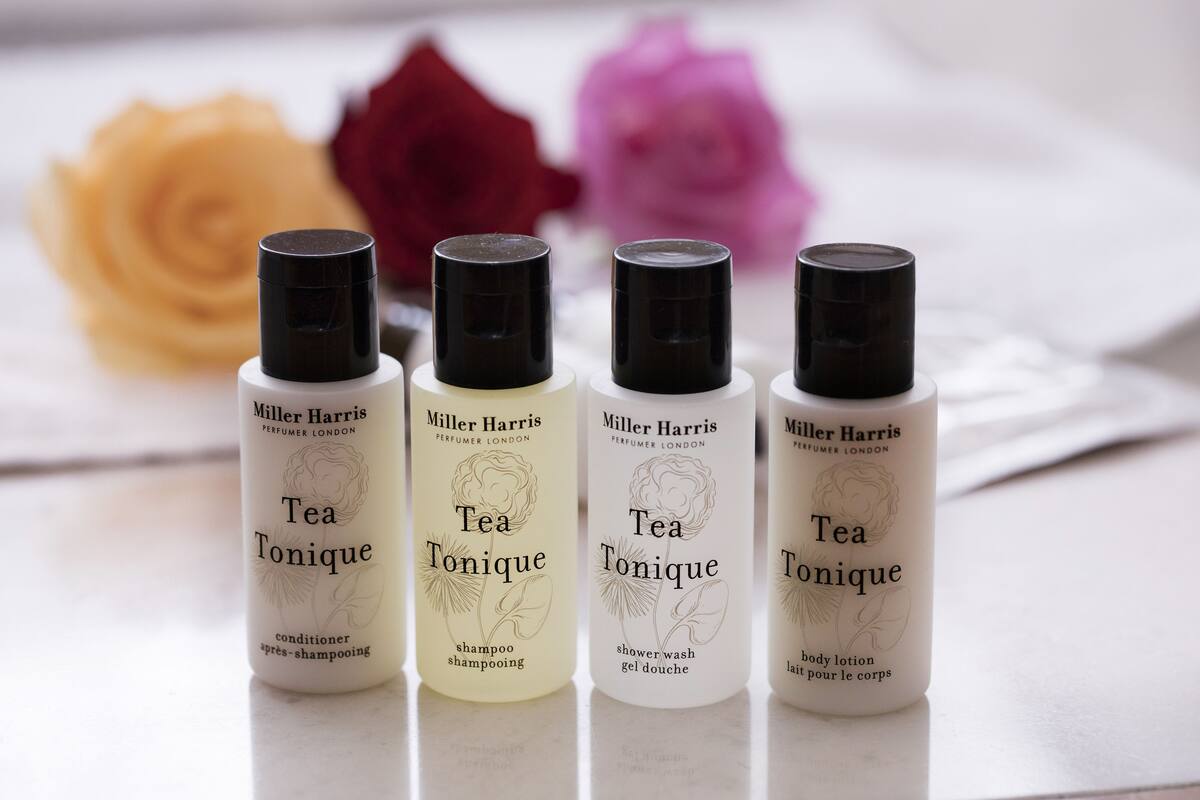 separate bathtub and shower, jetted bath, free toiletries, hair dryer