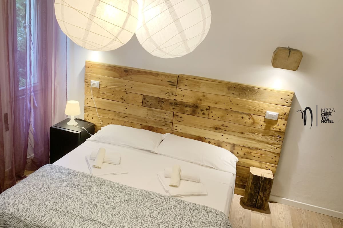 Habitación triple | Edredones de plumas, colchones con acolchado adicional, minibar