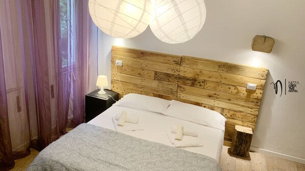 ألحفة محشوة بالريش وأسرّة بطبقة علوية مريحة وميني بار وخزنة داخل الغرفة