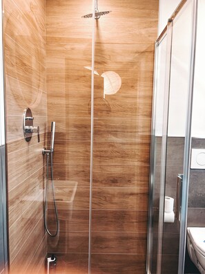 Dusche, Regendusche, kostenlose Toilettenartikel, Haartrockner